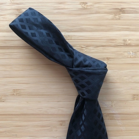 Kenneth Cole Silk Neck Tie - Picture 4 of 6